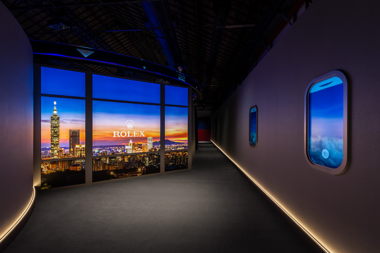 勞力士 GMT-Master「穿越時區」展覽天際線展區以台北夜景為視覺主題，呼應 GMT-Master 兩地時間的設計概念。